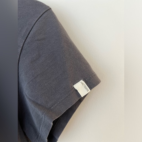 ARC’TERYX Woman’s Graphic Tee - Picture 2 of 5